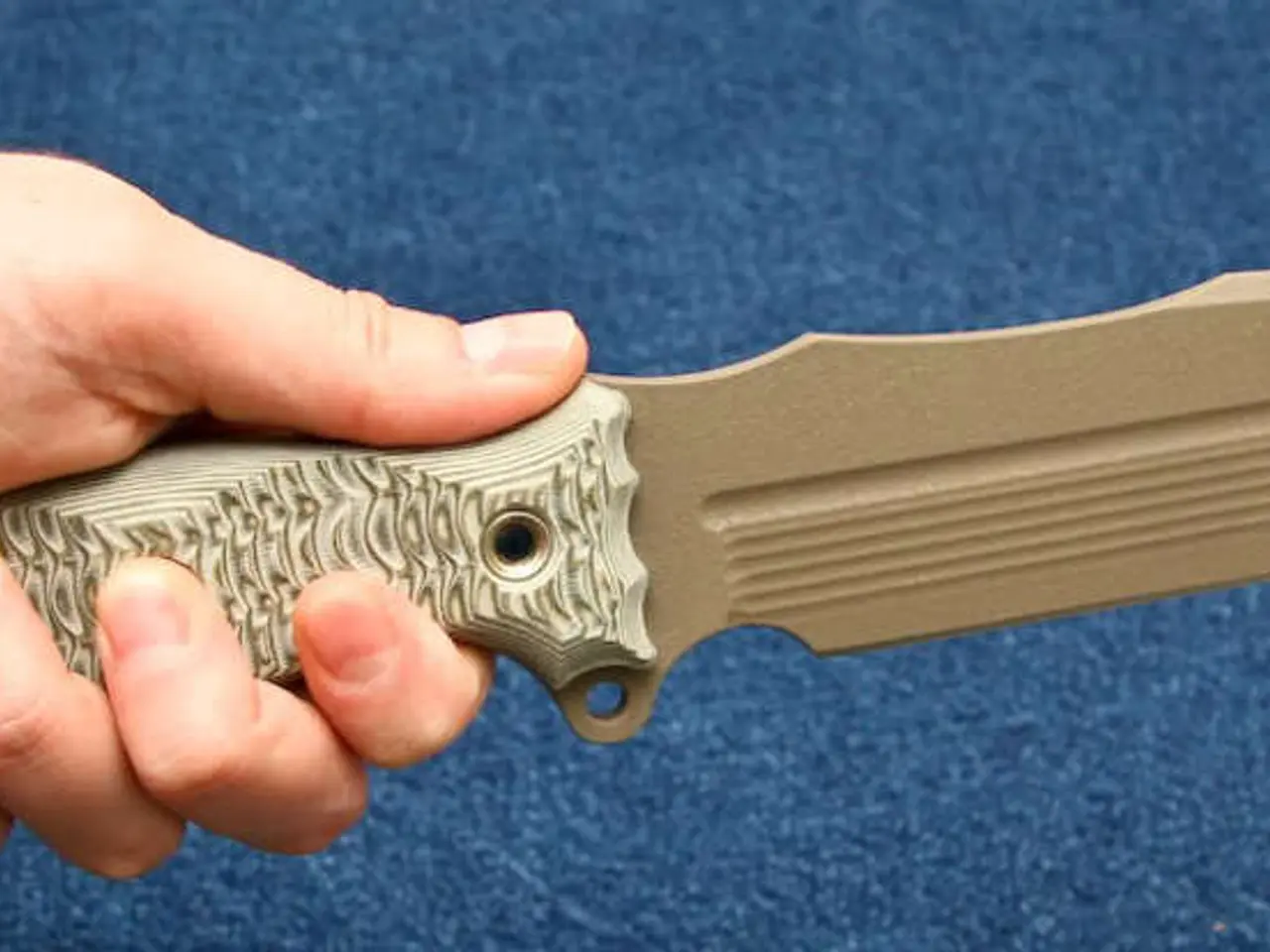 Violenza alla stazione ferroviaria: individuo accusato per aggressione a coltellate nei confronti...