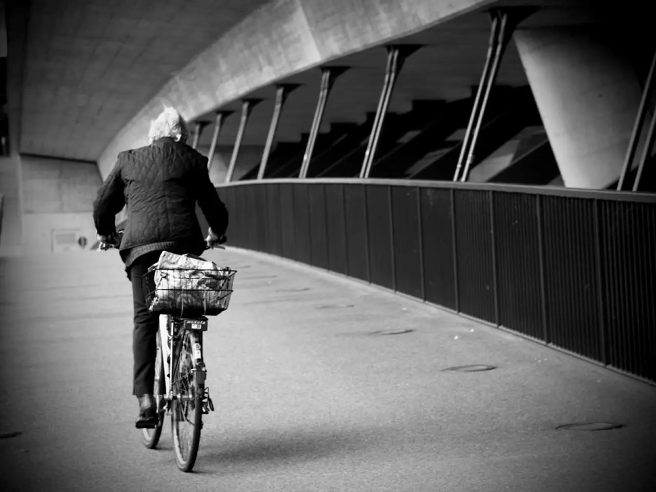 Le autorità russe fermano un ciclista francese vicino al confine per accuse di attraversamento