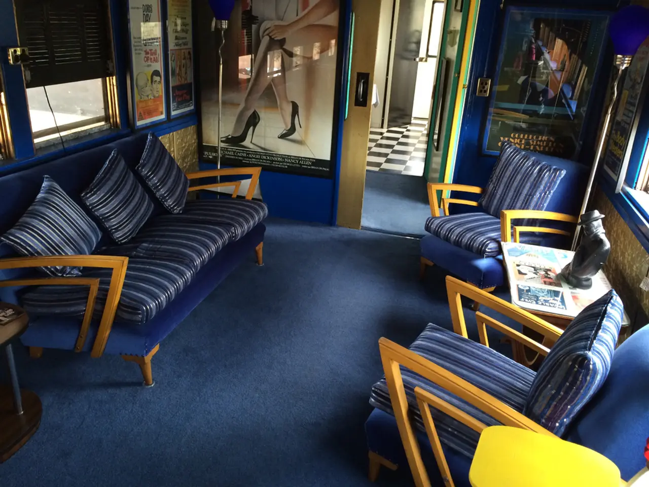 Scoperti dopo tre decenni, pavimenti in parquet dimenticati giacevano nascosti sotto il tappeto di...