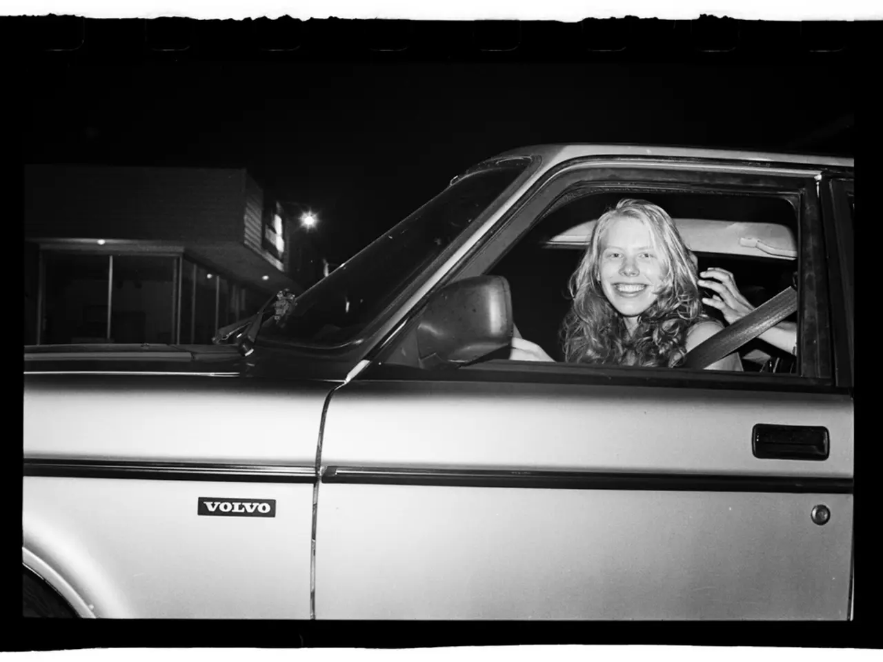 Volvo presenta il modello EX30 Cross Country SUV compatto in Australia