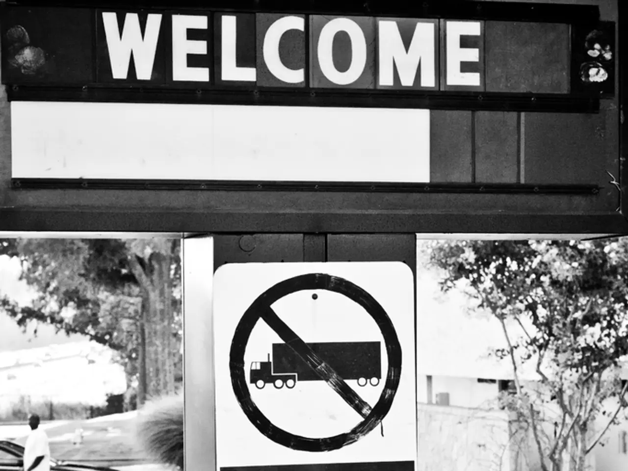 Rivelare minacce nascoste: Debolezze ignote che fungono da terreni di lancio per gli aggreditori...