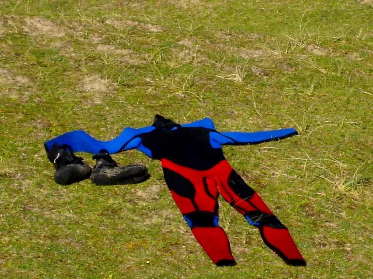 Abito da sera nero abbinato a décolleté nero voluminoso