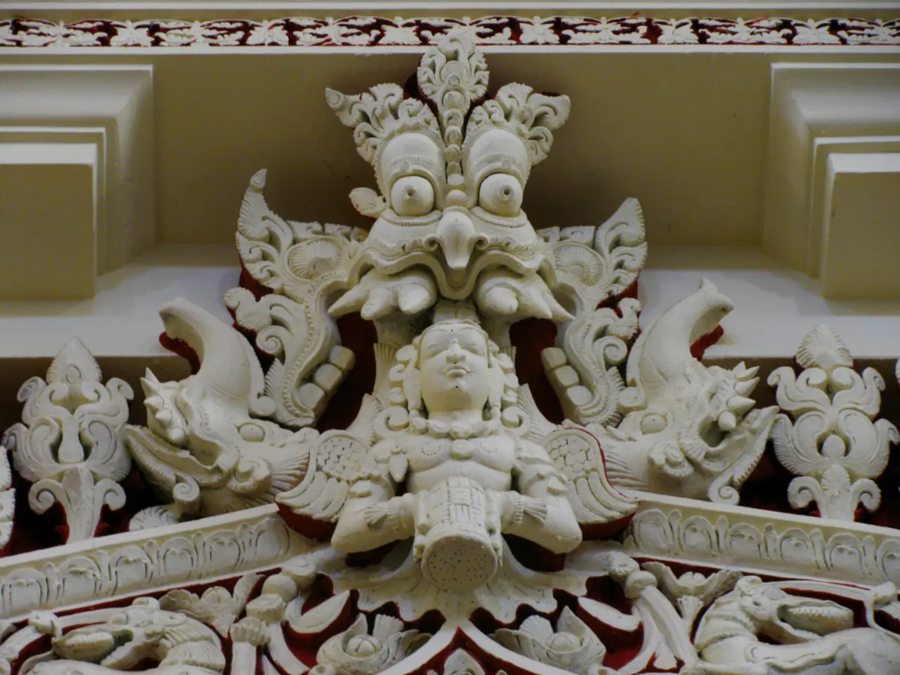 Le stars Gemma Chan, Rosie HW e Sofia Carson hanno sfoggiato la famosa fondotinta alla Mostra del...