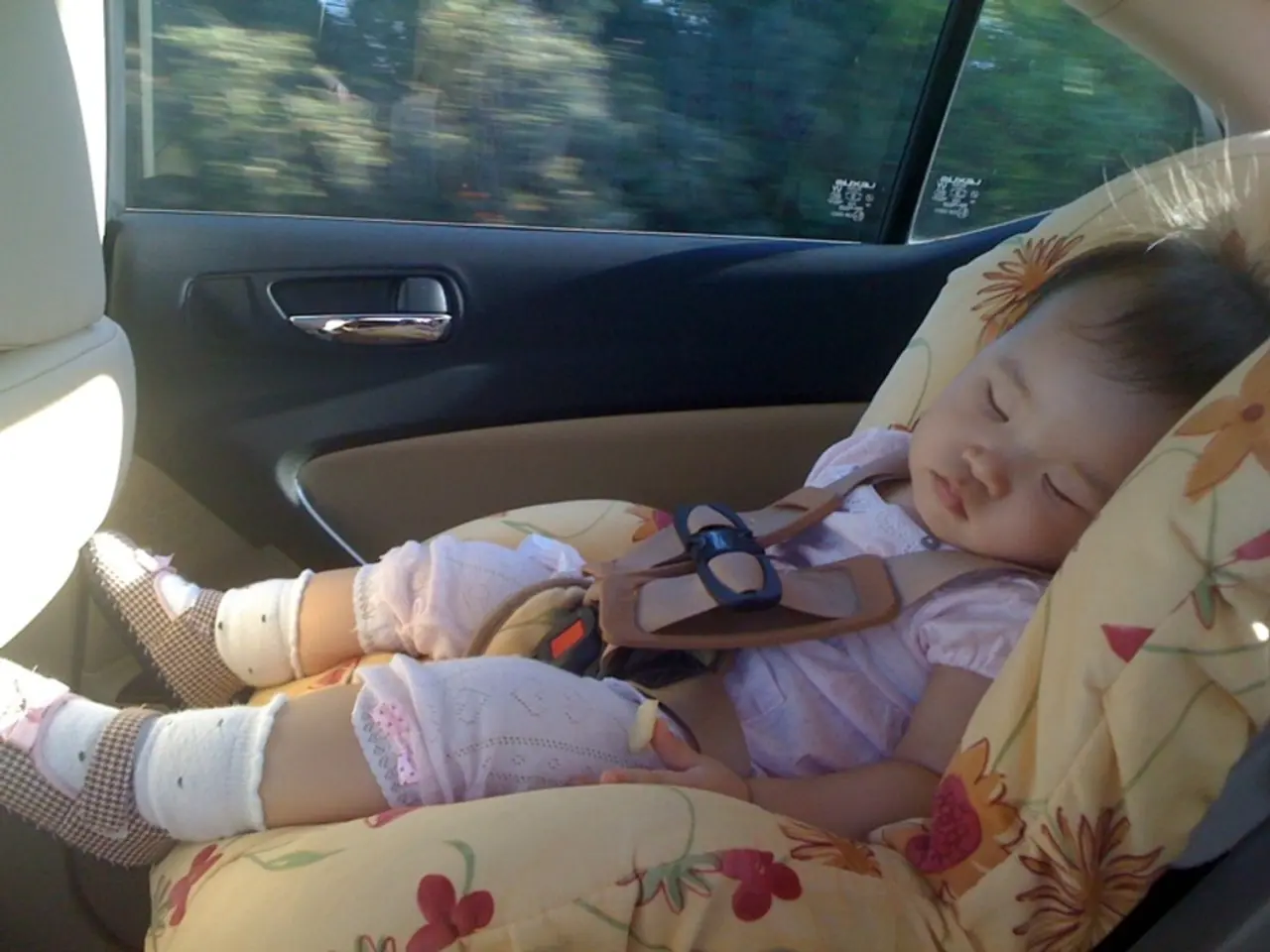 Bambino muore in un incendio da veicolo in fiamme mentre fa un sonnellino in un'auto parcheggiata