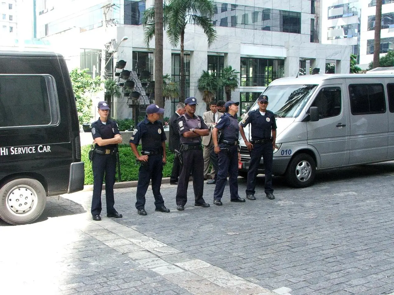 Tre sospetti principali sono stati incriminati per aver aiutato la fuga del principale sospetto...