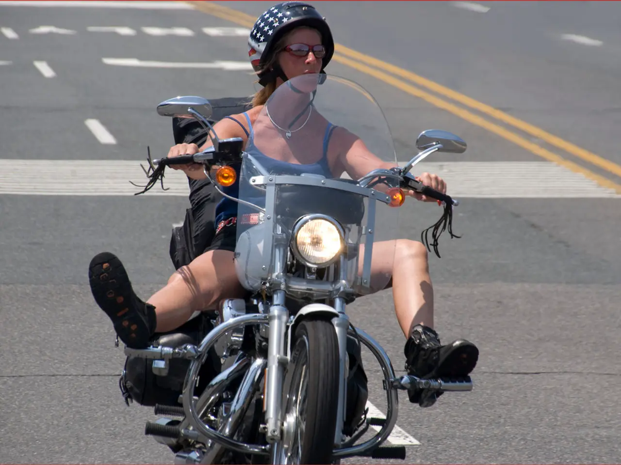 Donna ignora il segnale di stop a Lancaster, causando danni a motociclista; l'incidente avviene...