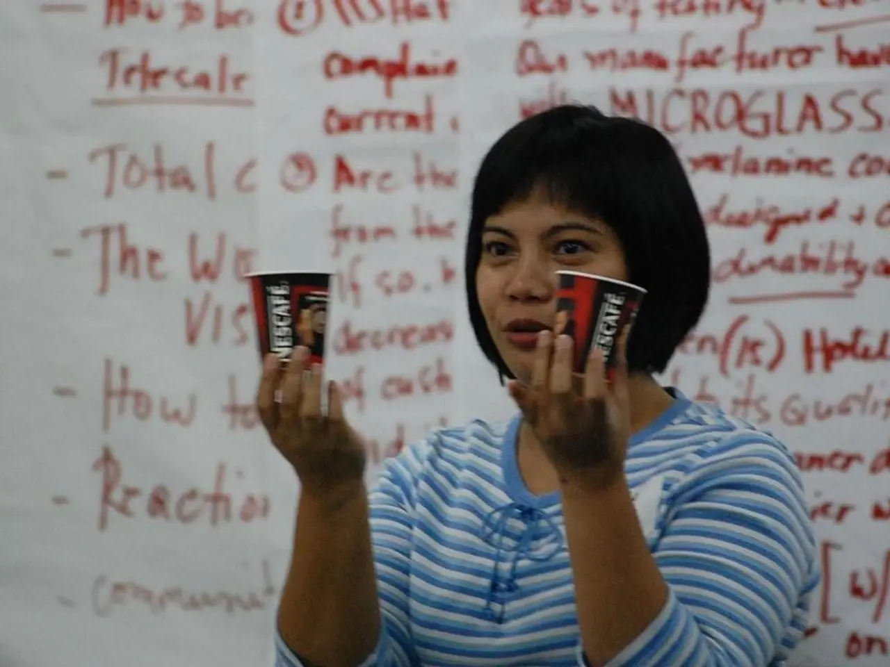 New York Influencer Clip: La Seconda Parte di Baerbok Criticata per l'Uso di Tazze di Carta