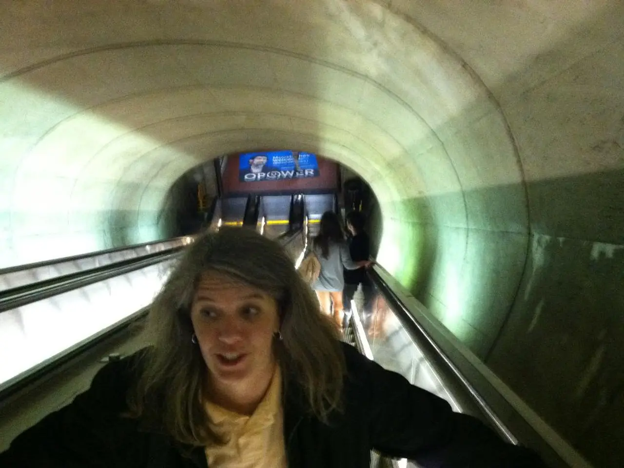 Individuo estratto dall'ascensore dopo un tormento di quattro giorni