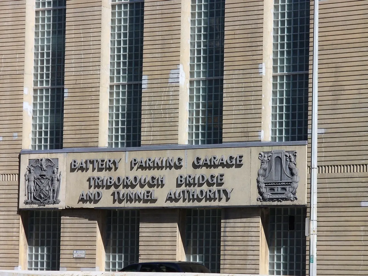 un solo individuo va sotto il nome di Dr. Dudley McFarquhar, PhD, PE, che spicca con la sua...