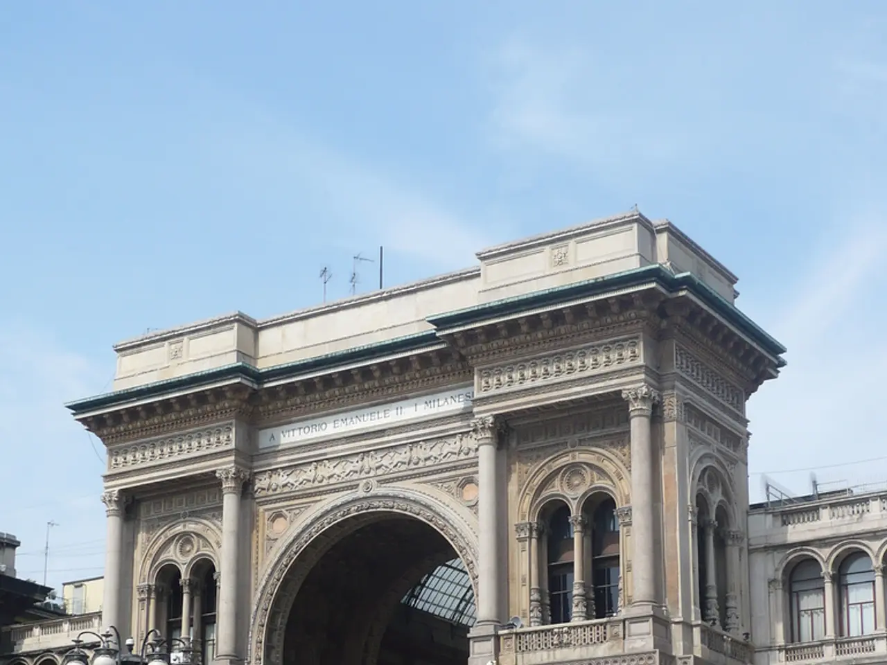 Il membro della famiglia reale, il principe Harry, rende omaggio alla tomba della regina Elisabetta...