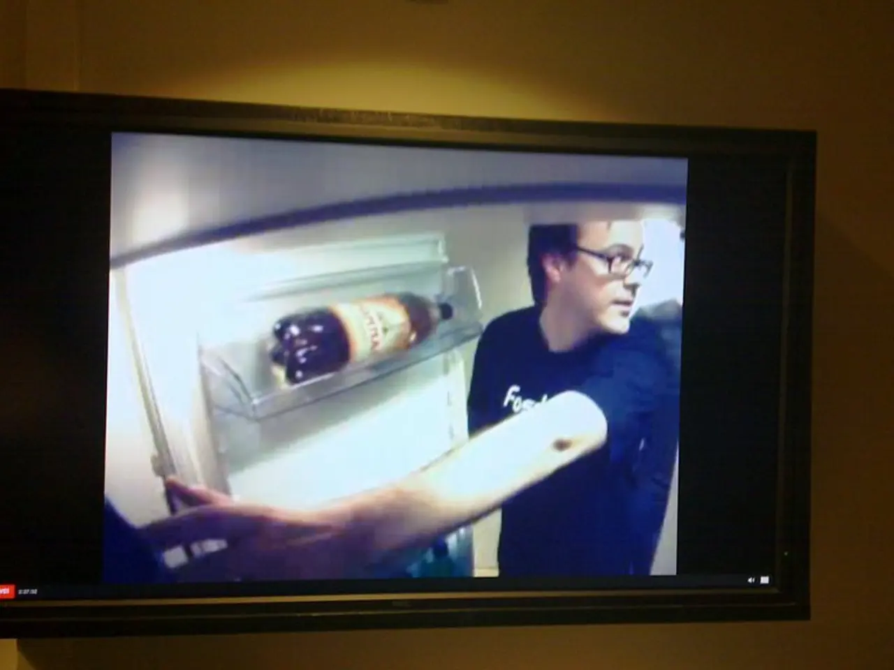 LG presenta frigorifero-congelatore trasparente a due porte, che consente agli utenti di vedere il...