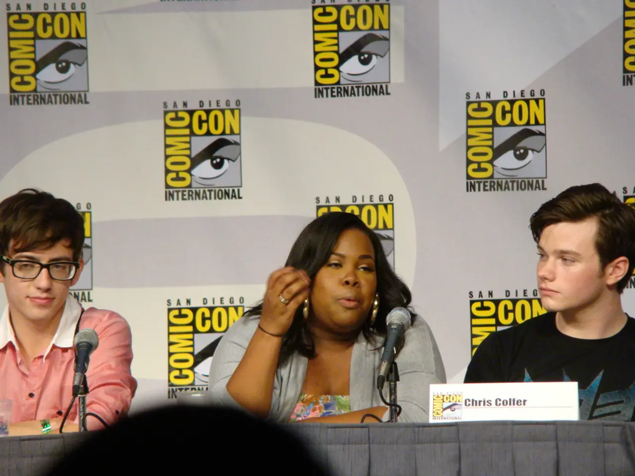 Individuo arrestato per presunte accuse di voyeurismo e produzione di pornografia infantile, avendo...