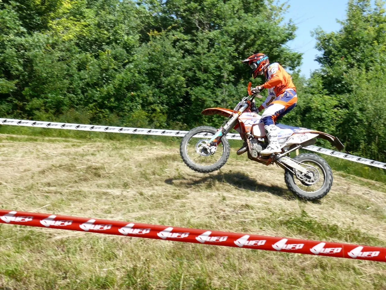 Vincitore di tappa del Tour de France esprime disagio a causa del rumore dei veicoli durante il suo...