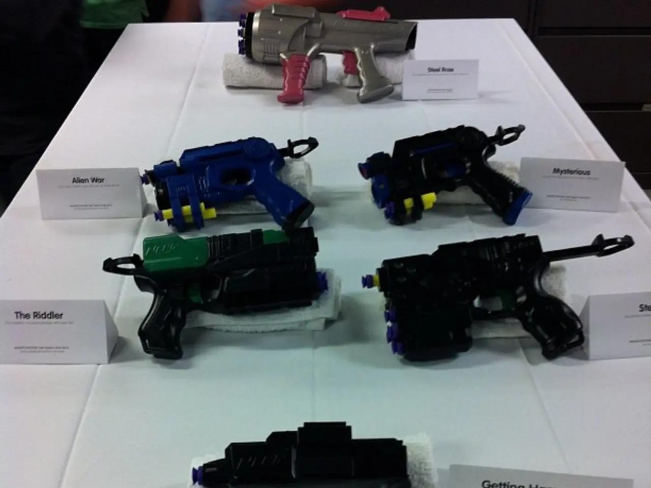 Armeria esplosiva traboccante di strategie, priva di un piano coerente