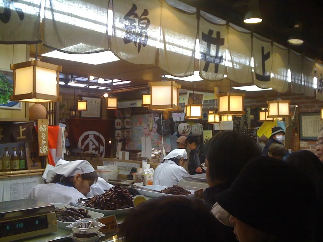 Sciopero dei dipendenti Yoshinoya a L.A., denunciando infestazioni di scarafaggi, soffitti che...