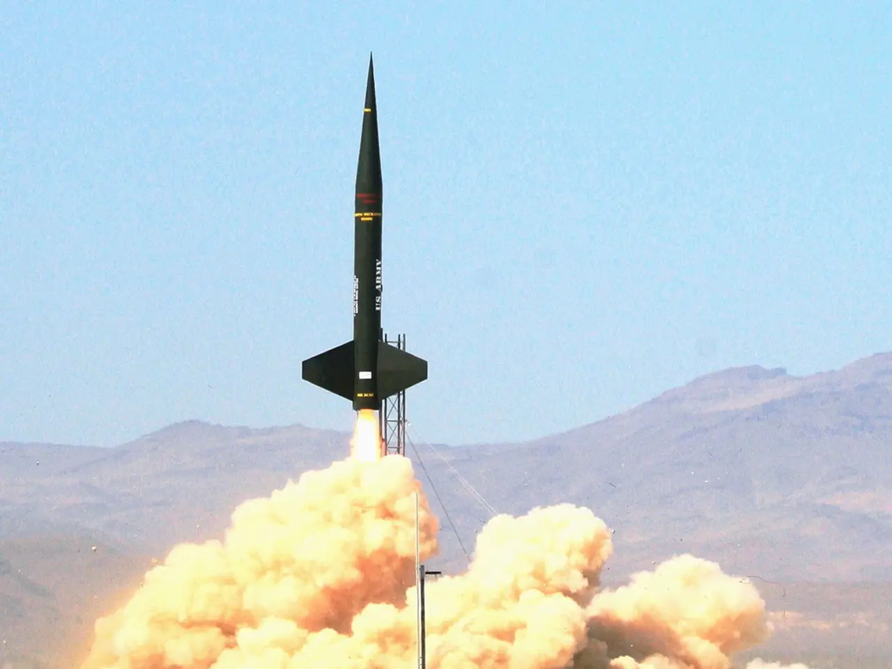 Trump Conclude il Tour di Stato nel Regno Unito Evitando le Principali Controversie