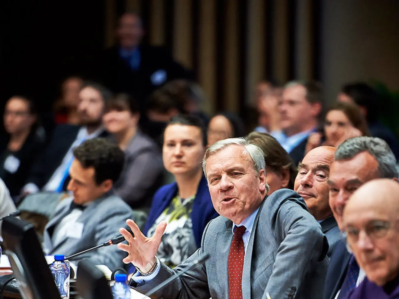 Casinonlineiro e giocatore professionista di poker Leon Tsoukernik portato all'ospedale