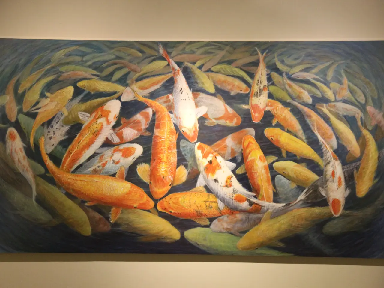L'immagine mostra un dipinto di pesci koi che nuotano in uno stagno, con i colori vivaci dei pesci...