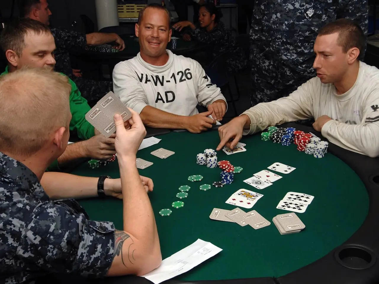 L'immagine mostra un gruppo di uomini seduti intorno a un tavolo a giocare a poker, con monete e...