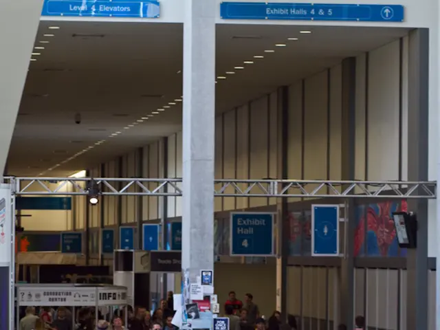 Viaggiatori all'aeroporto di Las Vegas sorpresi dall'esibizione del Coro della Transportation...