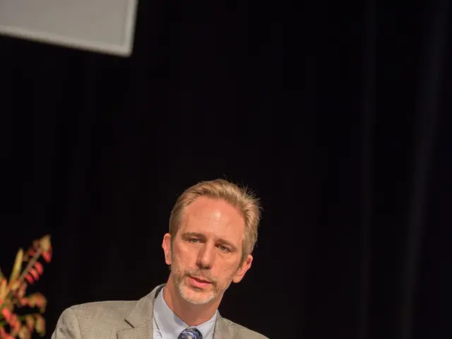 Osservando Adam Lamers mentre discute della sua carriera da commentatore di poker in diretta e...