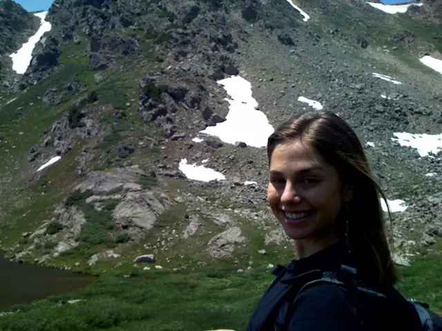 Supplica disperata di un'80enne sanguinante e tremante, rimasta bloccata su una montagna...