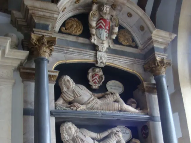 Benvenuti a Downtown Las Vegas per il trasferimento della famosa scultura 'Crazy Girls'