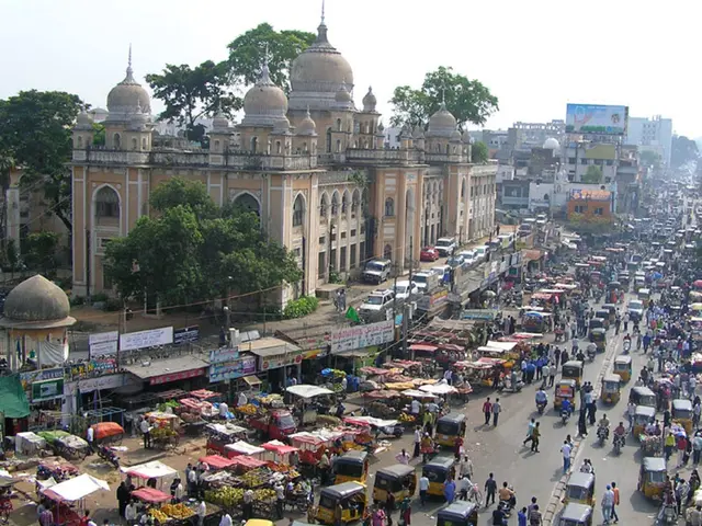Immagini che mostrano un' abbondanza di venditori ambulanti a Juárez, principalmente che vendono...