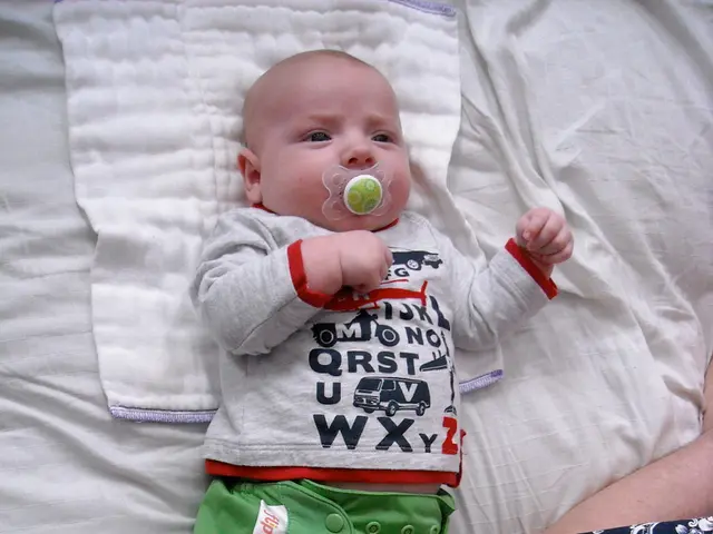 Neonato battezzato con il nome insolito 'Chat Yipiti' - Richiesta conferma dell'autenticità