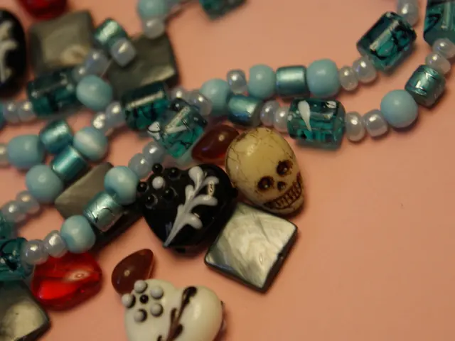 Designs di gioielli stupefacenti per appassionati di moda audaci