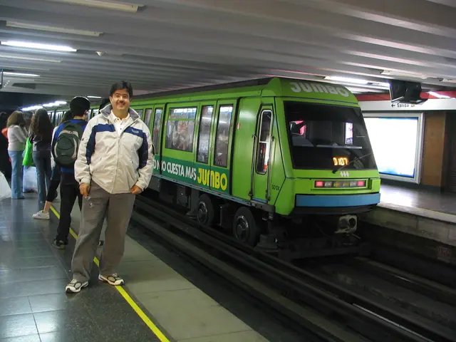 i treni circolano con passeggeri sui binari laterali