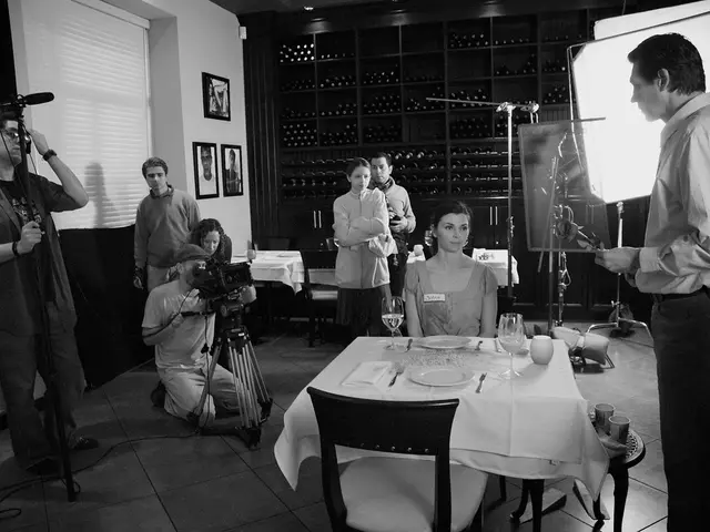 Actore Diego Borella, assistente alla regia della serie 'Emily in Paris', muore sul set a causa di...