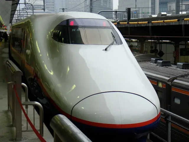 Immagini Drammatiche: Coraggioso Salvataggio quando una Guardia σύ שהוא.Split a Man from the Path...