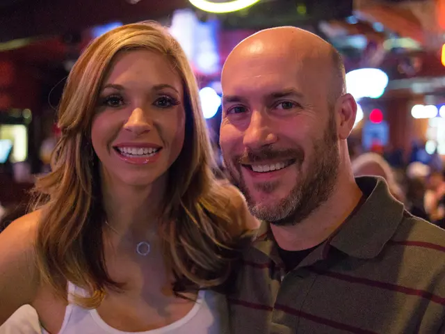 Luitingo ricostruisce la sua vita, rivelando che il nuovo partner preferisce rimanere non reso...