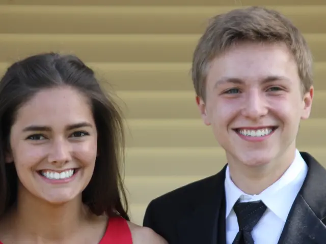 Almoguera si alza in difesa della madre contro gli aggressioni di Serrano