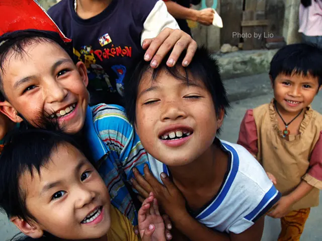 Rileva la necessità di un'interazione potenziata tra i giovani pakistani e bangladeshi.