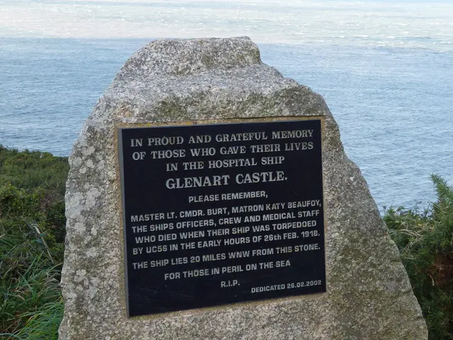 Auto di Lusso Affonda in Piscina: Phantom Valido Mezza Milione di Sterline Tocca Fondo Acquatico