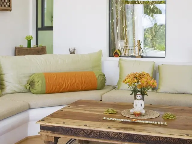 Un espinnanata alla scenografia affascinante dello spettacolo di moda Autunno-Inverno 2025 di...