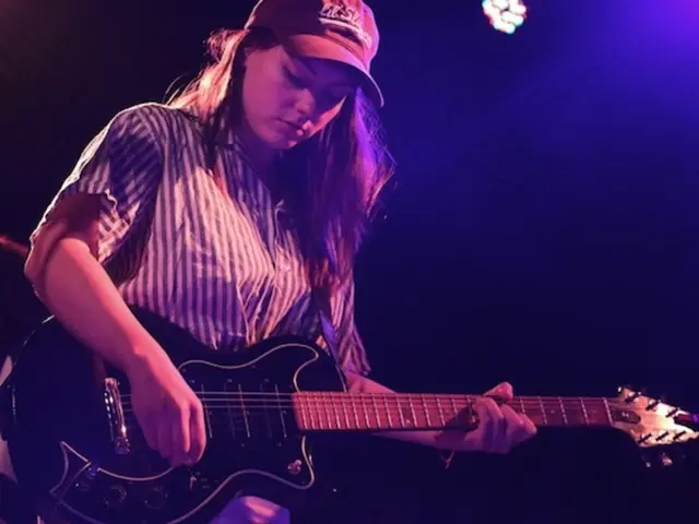 Lo spettacolo recente di Raye a Londra incanta il pubblico, Embodendo in modo vivido l'essenza di...