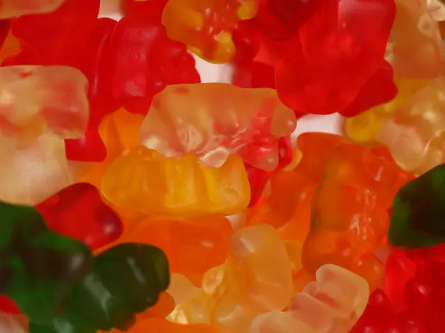 La estate si conclude in modo romantico per Molly Sims in scatti di vivaci bikini viola.