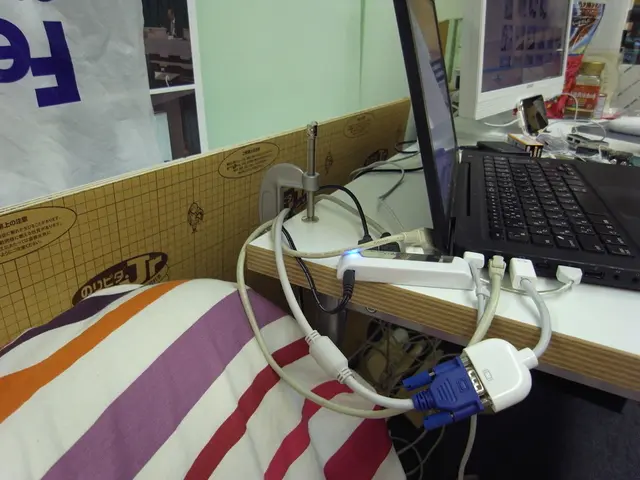 Il prototipo dell'adattatore di alimentazione a 6 zampe vulnerabilities di Nvidia viene mostrato in...