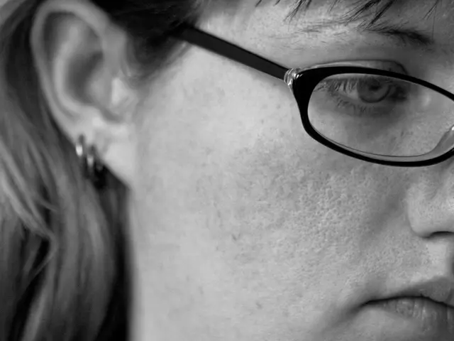 Gordon Sanderson, docente universitario, ha il titolo di Professore Associato