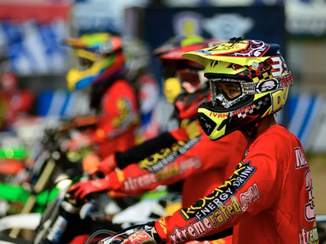 È appropriato per le aree urbane imporre la legislazione sul casco da cyclismo?