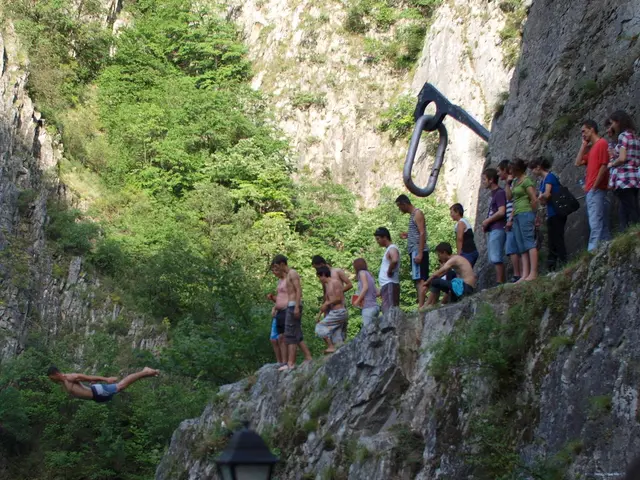 Anziano passeggero maschio precipita tragicamente a bordo di un treno in movimento