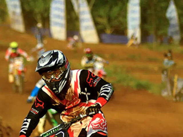 Triatleta Felix Bydkiewski si aggiudica una doppietta nella gara di cross-triathlon