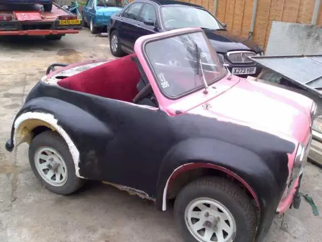 Carrozza trainata da cavalli trasformata in variante compact tank