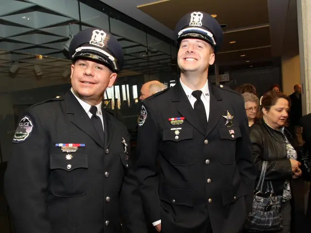 Due ufficiali di polizia in servizio nel centro del New York hanno brillantemente salvato due...