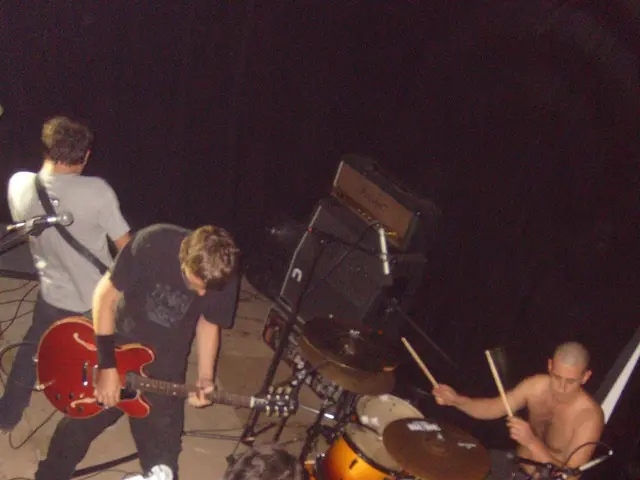 "Blackmore e Lynott, un potenziale duo di forza, quasi allineati nella collaborazione musicale, ma Lynott non aveva il marchio di Jack Bruce"