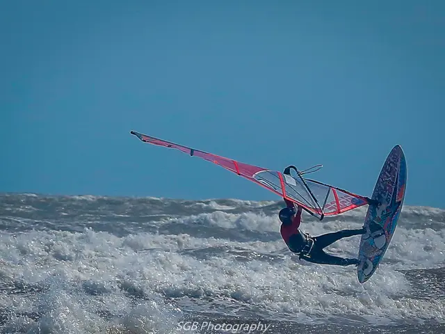 Giovane genio del surf messicano, Axel Medina, domina le onde giganti a Oaxaca, immortalato in un...