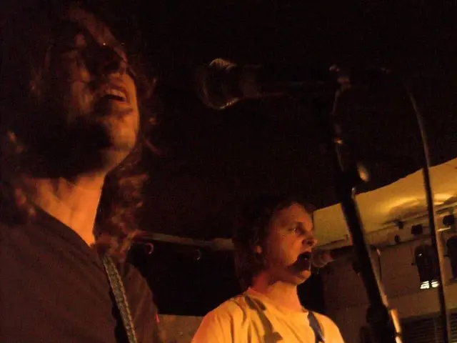 Concerto si Trasforma in Proposta Spettacolare per Iconici Duo, Cortesia di Chris Martin